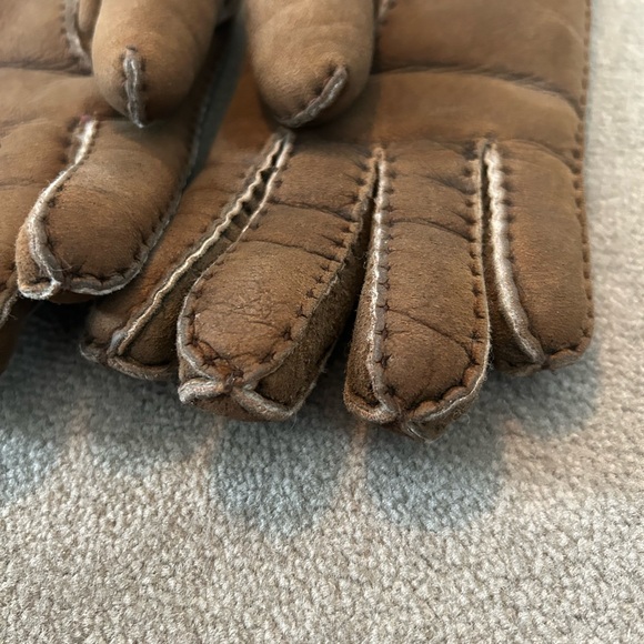UGG Australia Women’s Gloves - Picture 5 of 7